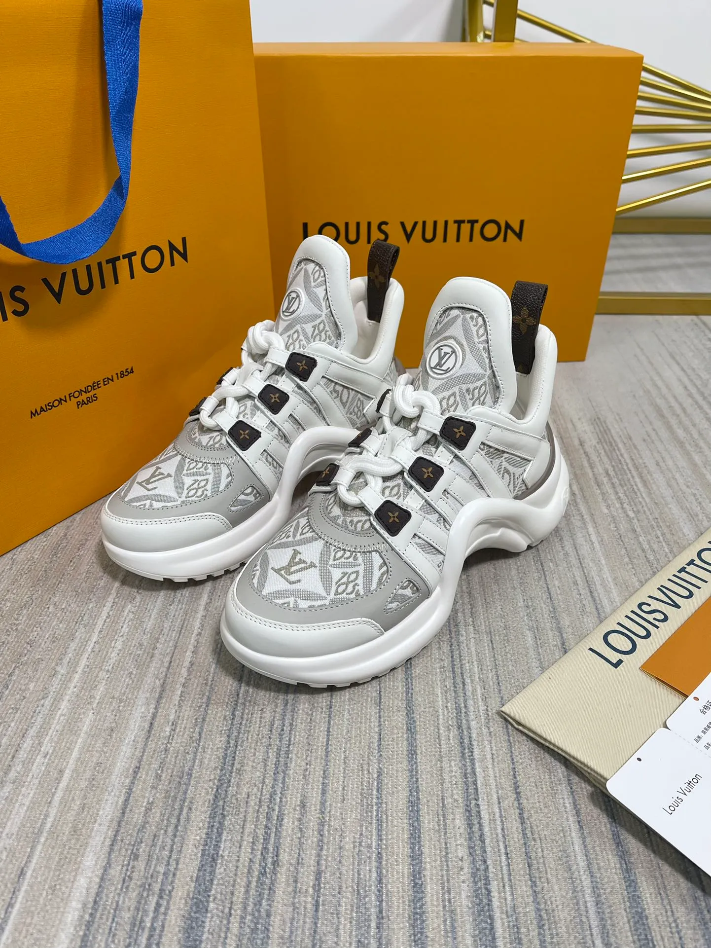 👟👟Ex-factory price👟👟Ex-factory price 720👟👟 Louis Vuitton 2022ss LV’s new Archlight series new color matching dad shoes. The boss ordered three pairs of yb shoes at the first time. The counters are not on sale. We are definitely the first to get the authentic products developed by the entire network. The material of each color matching is exclusively customized from the original version, which is consistent with the authentic product. The sole is YB molded high-elastic foam sole. The mold fee is as high as tens of thousands. The upper is made of high-tech fabric to create a soft and elastic upper. The materials and methods are consistent with YB. 35-40 (40.41 can be customized without return or exchange)